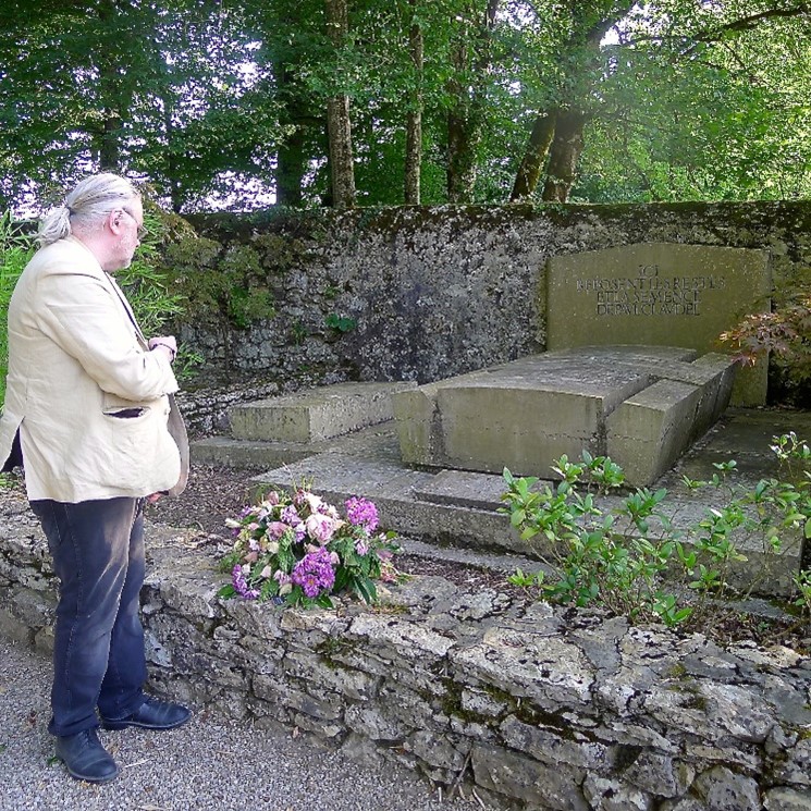 Jon Fosse devant la tombe de Paul Claudel (photo : Sumie Haerdter)